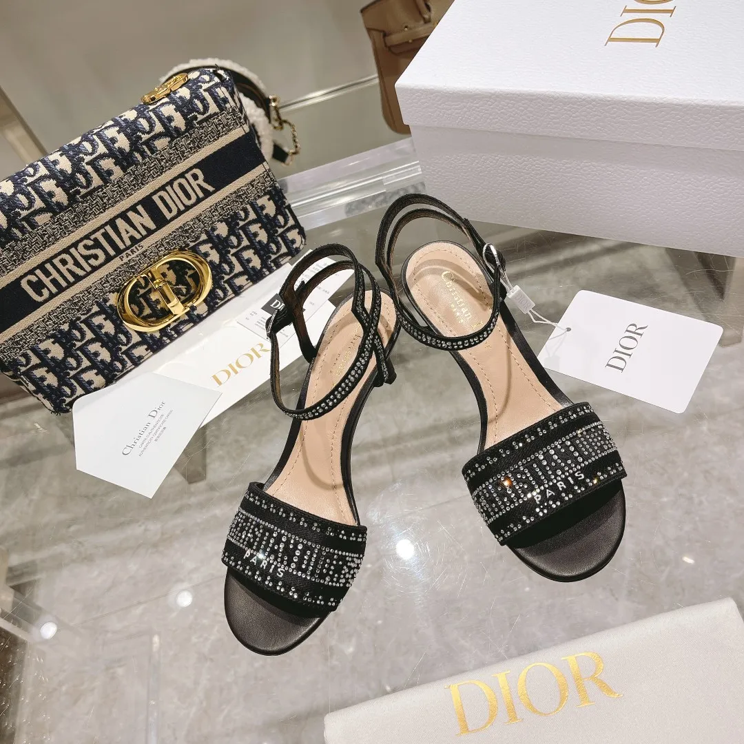👟👟Ex-factory price 560👟👟 Original mold opening, 1:1 reproduction, using original Italian last, authenticity is as high as 99%, purchasing agent level, original order quality. The Dway heeled sandals reinterpret Dior's iconic piece for an elegant look. Crafted from cotton, it's embroidered with metallic threads and embellished with gold crystals, while the delicate band on the upper highlights the embroidered "CHRISTIAN DIOR" signature. The style is refined and enhanced with a 6.5cm heel, making it the ideal piece to pair with formal looks. ✅The upper is decorated with "CHRISTIAN DIOR" logo embroidery ✅Adjustable ankle straps with buckles ✅Heel height: 6.5cm. Made of imported leather ✅Outsole: original genuine leather outsole imported from Italy The sole is decorated with Christian Dior's lucky star symbol ✅Size: 35-40 ✅Packaging: full set of original counter packaging